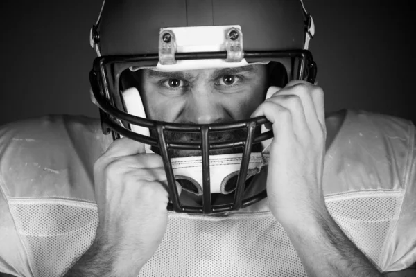 Jogador de futebol americano no uniforme, tiro estúdio — Fotografia de Stock