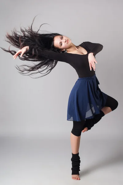Vackra kvinnliga balettdansös — Stockfoto