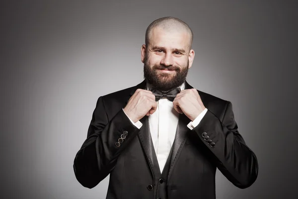 Homem careca elegante e brutal com barba em elegante terno preto — Fotografia de Stock