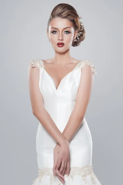 Schöne Braut mit Modefrisur und Make-up — Stockfoto