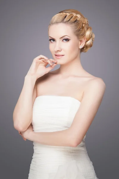 Schöne Braut mit Modefrisur und Make-up — Stockfoto