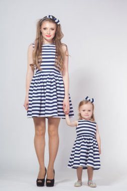 genç anne kızıyla oynayan