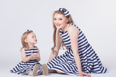 genç anne kızıyla oynayan