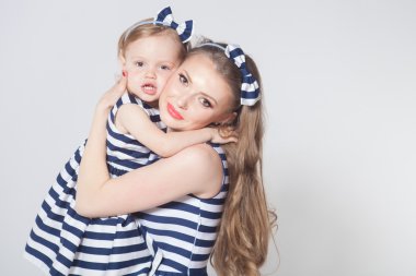 genç anne kızıyla oynayan