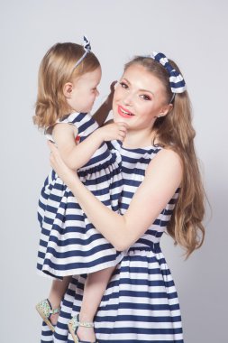 genç anne kızıyla oynayan