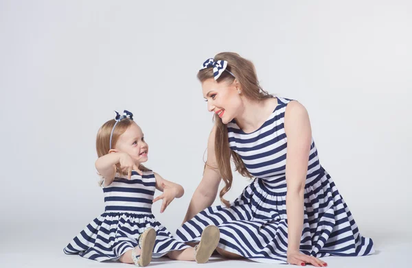 Jovem mãe brincando com a filha — Fotografia de Stock