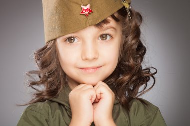 mutlu küçük kız üzerinde gri bir arka plan