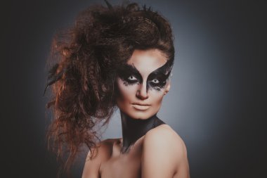 Beyaz gözlü kız moda karga