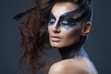 Beyaz gözlü kız moda karga