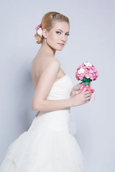 Beautiful bride with fashion hairstyle and make-up — Stock Photo, Image