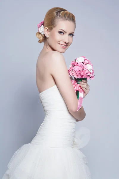 Krásná nevěsta s módní účes a make-up — Stock fotografie