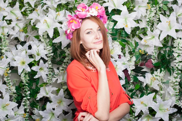 Bella e giovane donna di moda vicino al muro di fiori — Foto Stock