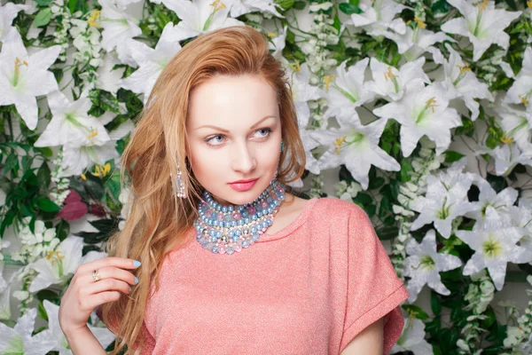 아름 다운 꽃의 벽 근처 패션 젊은 여자 — 스톡 사진
