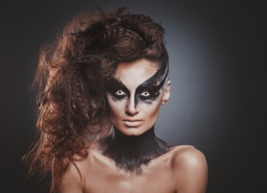 Beyaz gözlü kız moda karga