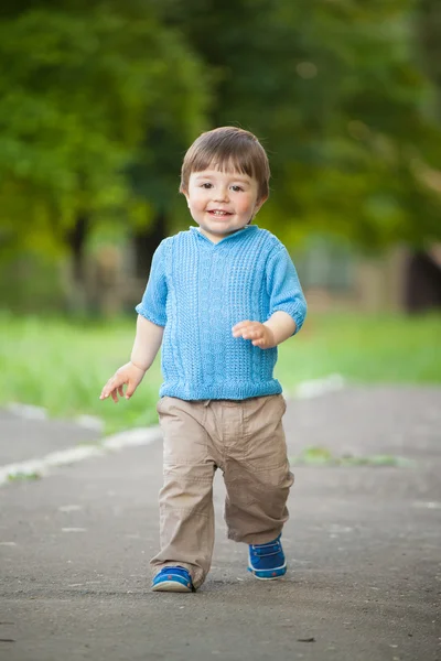 Schöne glückliche Baby-Junge, im Freien schießen — Stockfoto