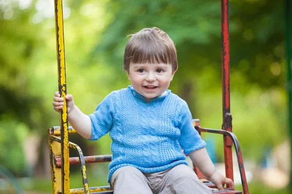 Bonito menino feliz, ao ar livre atirar — Fotografia de Stock