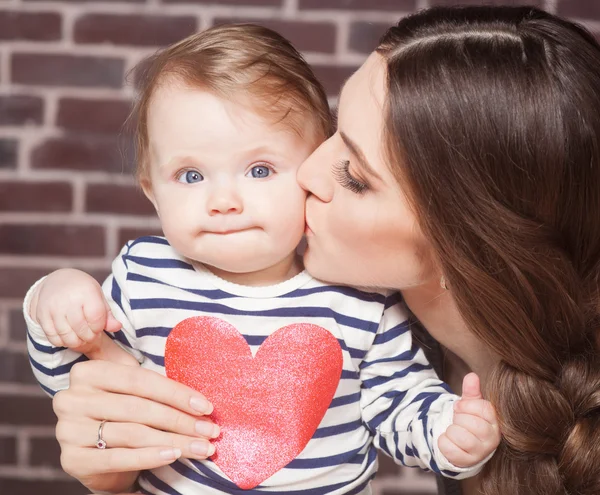 Jeune mère jouant avec le petit bébé — Photo