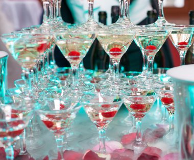 Şampanya gözlük ile tablo - parti arka plan üzerinde taze kiraz