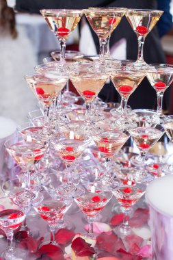 Şampanya gözlük ile tablo - parti arka plan üzerinde taze kiraz