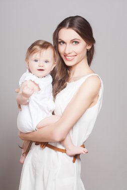 genç anne küçük bebekle oynarken