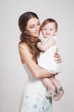 genç anne küçük bebekle oynarken