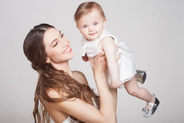 Jeune mère jouant avec le petit bébé — Photo