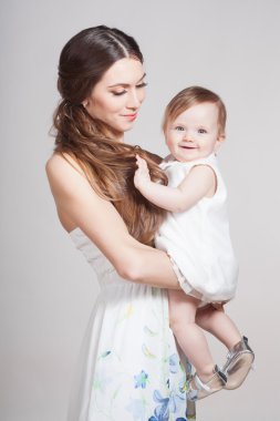 genç anne küçük bebekle oynarken