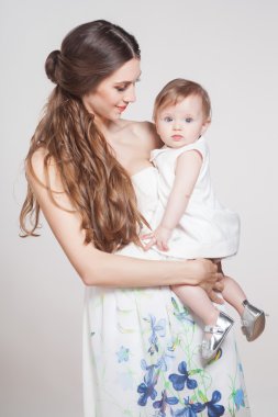 genç anne küçük bebekle oynarken