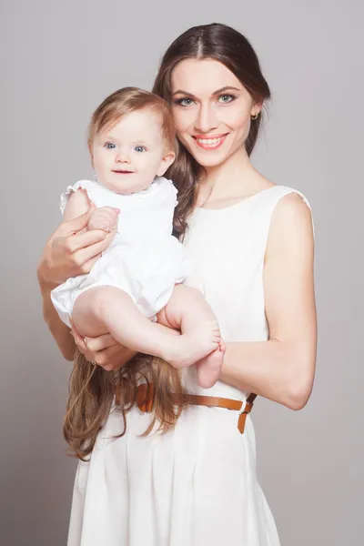 Giovane madre che gioca con il piccolo bambino — Foto Stock