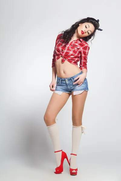 Sexy pin up menina em shorts curtos, isolado em branco — Fotografia de Stock