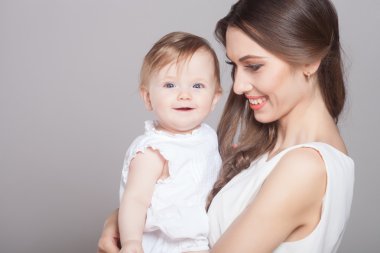 genç anne küçük bebeği ile oynama