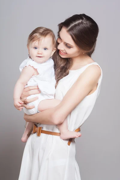 Mladá maminka s malou holčičku — Stock fotografie