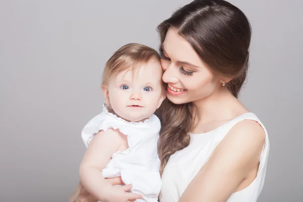 Jonge moeder spelen met weinig meisje van de baby — Stockfoto