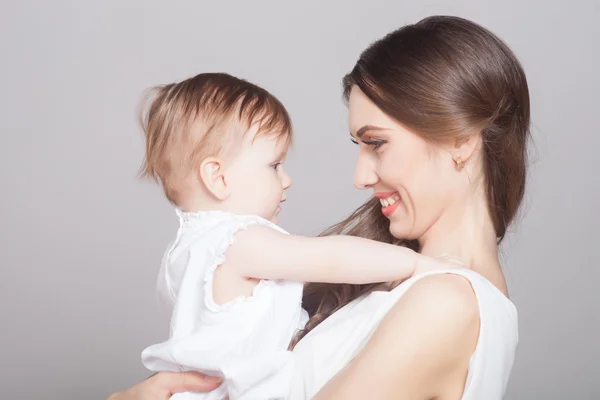 Jeune mère jouant avec une petite fille — Photo