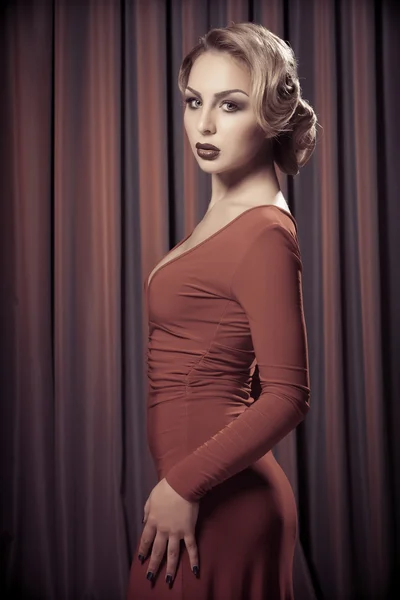 Retro portrait of beautiful blonde woman. Vintage style — Stock Photo, Image