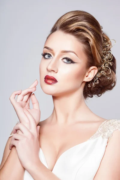 Mooie bruid met mode kapsel en make-up — Stockfoto