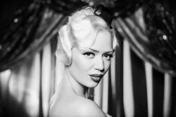 Retro portrait of beautiful blonde woman. Vintage style — Stock Photo, Image