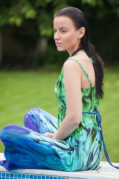 Mode vrouw doen yoga oefeningen op buitenshuis — Stockfoto