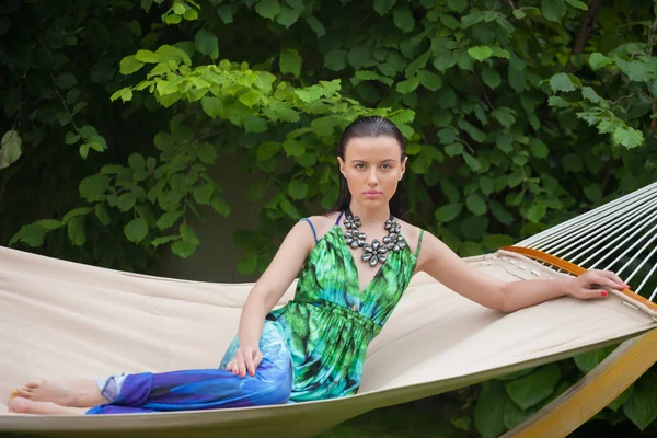 Fashion woman doing yoga exercises on outdoors — Stock Photo, Image