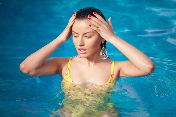 Portrait de mode de belles femmes sexy dans la piscine — Photo