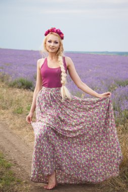 romantik lavanta alanda güzel bir kadın portresi