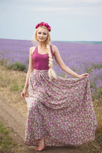 Retrato romântico de mulher bonita no campo de lavanda — Fotografia de Stock