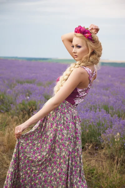 Retrato romântico de mulher bonita no campo de lavanda — Fotografia de Stock