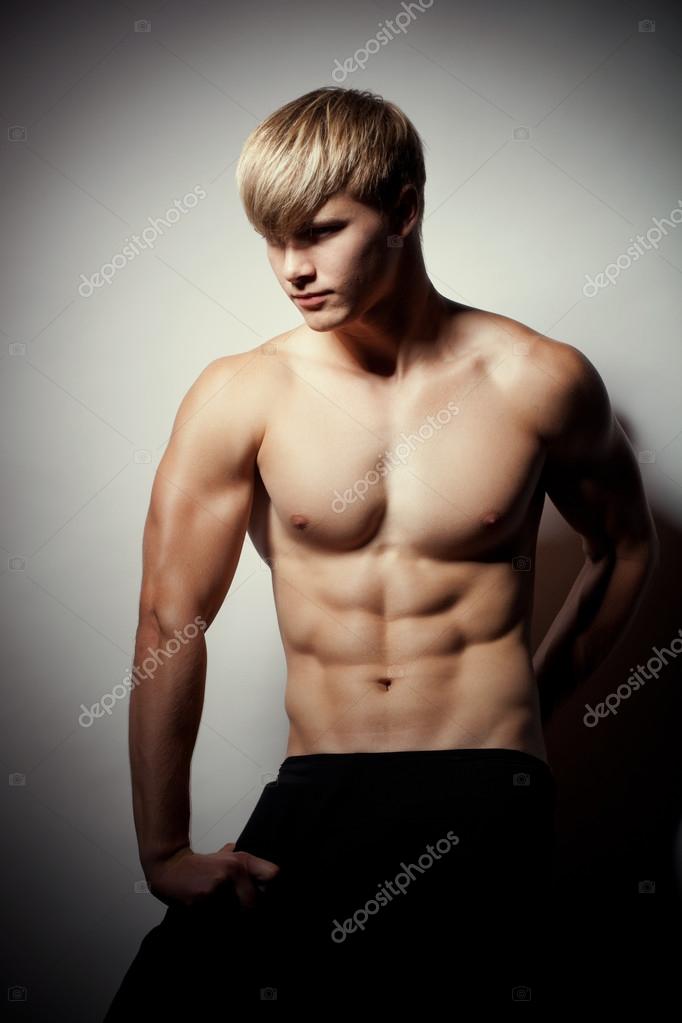 スタジオ筋肉若いセクシーな裸男 ストック写真 C Margo Black