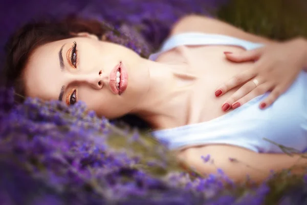 Romantic portrait of beautiful woman on the lavender field — Stock Photo, Image