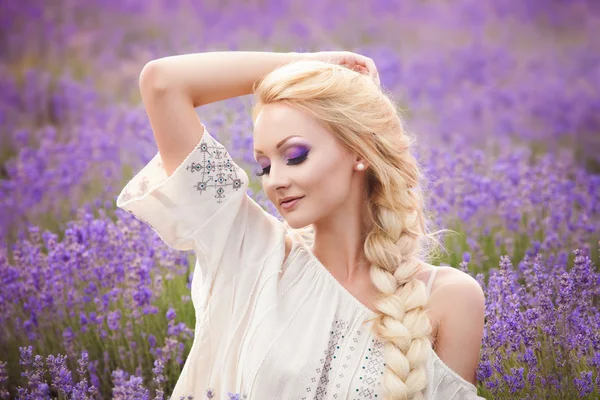 Retrato romántico de la hermosa mujer en el campo de lavanda — Foto de Stock