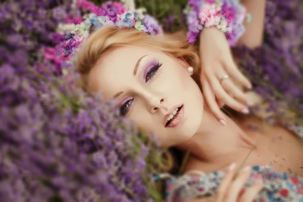 Romantisches Porträt der schönen Frau auf dem Lavendelfeld — Stockfoto