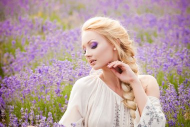 romantik lavanta alanda güzel bir kadın portresi