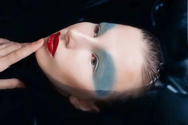 Mulher atraente na água com maquiagem glamour — Fotografia de Stock