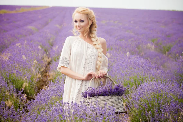 Romantiska porträtt av vacker kvinna på fältet lavendel — Stockfoto